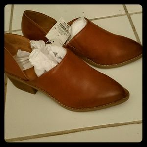 Universal Threds Goods Booties